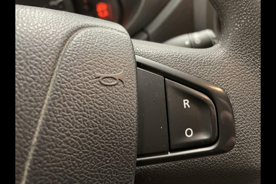 Renault Master T35 2.3 dCi L2H2 130PK Airco Cruise Control Navi PDA achter 2-zits