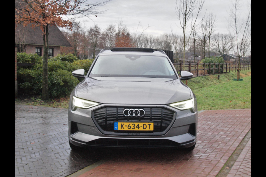 Audi e-tron 55 quattro Business edition Plus 95 kWh | 91% | Panoramadak | Apple Carplay | Trekhaak | Parkeersensoren | Adaptieve Cruise Control |