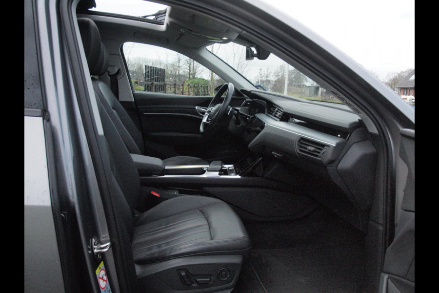 Audi e-tron 55 quattro Business edition Plus 95 kWh | 91% | Panoramadak | Apple Carplay | Trekhaak | Parkeersensoren | Adaptieve Cruise Control |