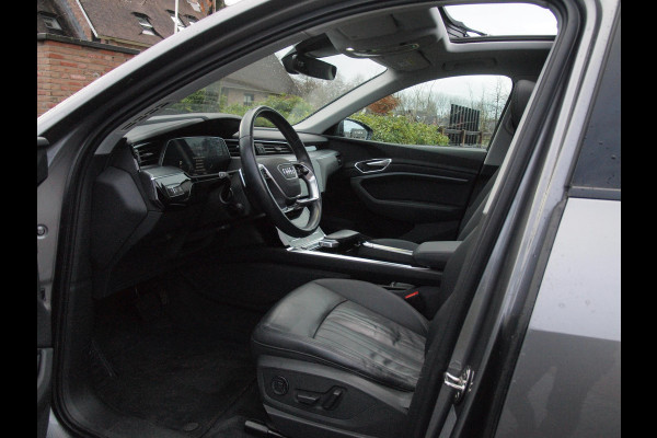 Audi e-tron 55 quattro Business edition Plus 95 kWh | 91% | Panoramadak | Apple Carplay | Trekhaak | Parkeersensoren | Adaptieve Cruise Control |