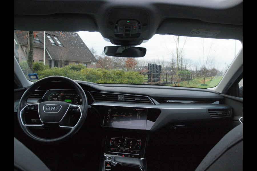 Audi e-tron 55 quattro Business edition Plus 95 kWh | 91% | Panoramadak | Apple Carplay | Trekhaak | Parkeersensoren | Adaptieve Cruise Control |