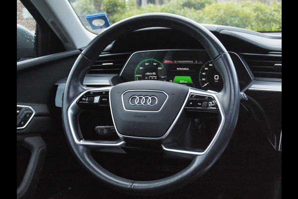 Audi e-tron 55 quattro Business edition Plus 95 kWh | 91% | Panoramadak | Apple Carplay | Trekhaak | Parkeersensoren | Adaptieve Cruise Control |