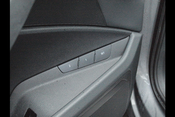 Audi e-tron 55 quattro Business edition Plus 95 kWh | 91% | Panoramadak | Apple Carplay | Trekhaak | Parkeersensoren | Adaptieve Cruise Control |