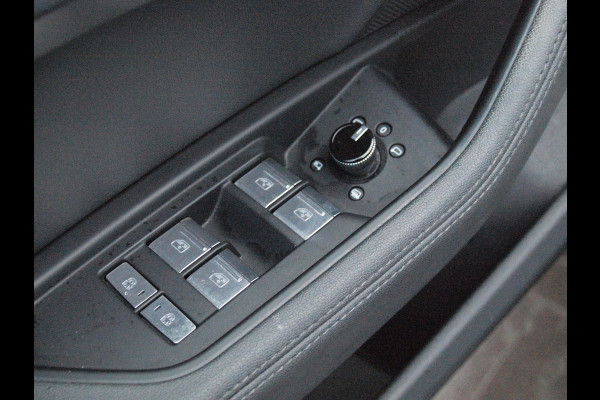 Audi e-tron 55 quattro Business edition Plus 95 kWh | 91% | Panoramadak | Apple Carplay | Trekhaak | Parkeersensoren | Adaptieve Cruise Control |