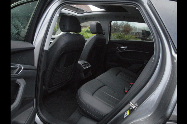 Audi e-tron 55 quattro Business edition Plus 95 kWh | 91% | Panoramadak | Apple Carplay | Trekhaak | Parkeersensoren | Adaptieve Cruise Control |