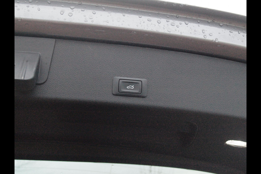 Audi e-tron 55 quattro Business edition Plus 95 kWh | 91% | Panoramadak | Apple Carplay | Trekhaak | Parkeersensoren | Adaptieve Cruise Control |