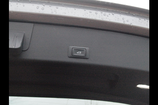 Audi e-tron 55 quattro Business edition Plus 95 kWh | 91% | Panoramadak | Apple Carplay | Trekhaak | Parkeersensoren | Adaptieve Cruise Control |