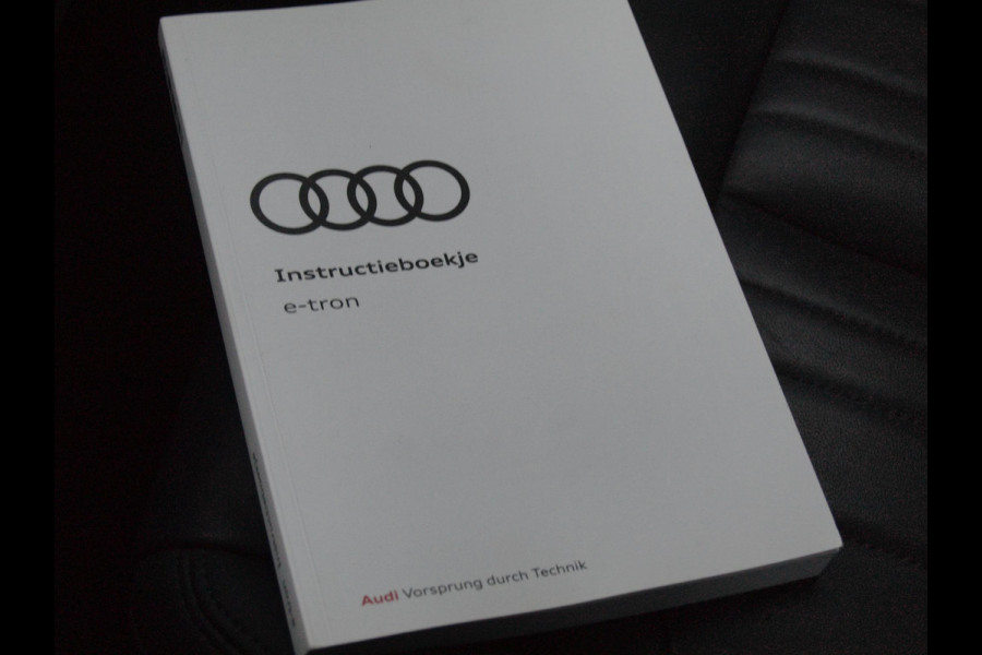 Audi e-tron 55 quattro Business edition Plus 95 kWh | 91% | Panoramadak | Apple Carplay | Trekhaak | Parkeersensoren | Adaptieve Cruise Control |