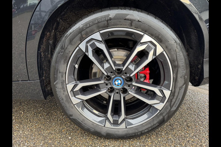 BMW iX2 eDrive20 67 kWh SOH 100% | M SPORT | ORIG NL AUTO | 1E EIG. | TOPSTAAT! | 100% ONGEVAL VERLEDEN VRIJ! | DAB+ | ACTIVE GUARD | PARK PACKAGE | COMFORT ACCES | STOELVERWARMING | FABRIEKSGARANTIE TOT 11-2027 OF TOT 200.000KM