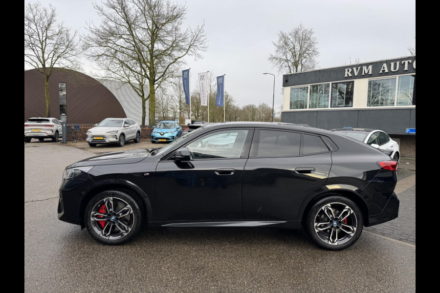 BMW iX2 eDrive20 67 kWh SOH 100% | M SPORT | ORIG NL AUTO | 1E EIG. | TOPSTAAT! | 100% ONGEVAL VERLEDEN VRIJ! | DAB+ | ACTIVE GUARD | PARK PACKAGE | COMFORT ACCES | STOELVERWARMING | FABRIEKSGARANTIE TOT 11-2027 OF TOT 200.000KM