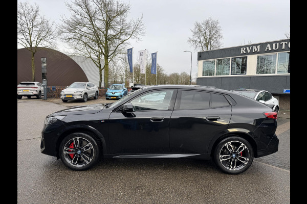 BMW iX2 eDrive20 67 kWh SOH 100% | M SPORT | ORIG NL AUTO | 1E EIG. | TOPSTAAT! | 100% ONGEVAL VERLEDEN VRIJ! | DAB+ | ACTIVE GUARD | PARK PACKAGE | COMFORT ACCES | STOELVERWARMING | FABRIEKSGARANTIE TOT 11-2027 OF TOT 200.000KM
