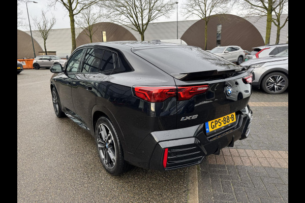 BMW iX2 eDrive20 67 kWh SOH 100% | M SPORT | ORIG NL AUTO | 1E EIG. | TOPSTAAT! | 100% ONGEVAL VERLEDEN VRIJ! | DAB+ | ACTIVE GUARD | PARK PACKAGE | COMFORT ACCES | STOELVERWARMING | FABRIEKSGARANTIE TOT 11-2027 OF TOT 200.000KM