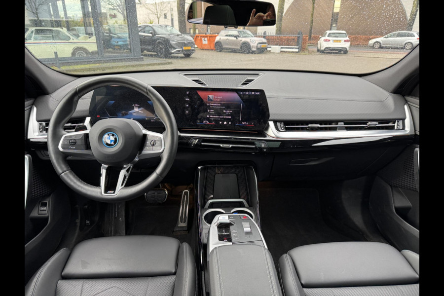 BMW iX2 eDrive20 67 kWh SOH 100% | M SPORT | ORIG NL AUTO | 1E EIG. | TOPSTAAT! | 100% ONGEVAL VERLEDEN VRIJ! | DAB+ | ACTIVE GUARD | PARK PACKAGE | COMFORT ACCES | STOELVERWARMING | FABRIEKSGARANTIE TOT 11-2027 OF TOT 200.000KM