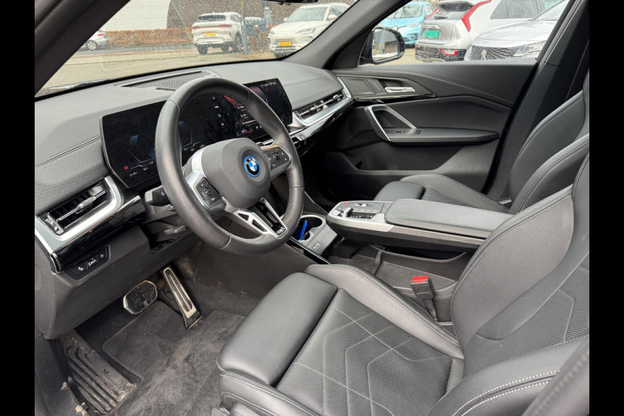 BMW iX2 eDrive20 67 kWh SOH 100% | M SPORT | ORIG NL AUTO | 1E EIG. | TOPSTAAT! | 100% ONGEVAL VERLEDEN VRIJ! | DAB+ | ACTIVE GUARD | PARK PACKAGE | COMFORT ACCES | STOELVERWARMING | FABRIEKSGARANTIE TOT 11-2027 OF TOT 200.000KM