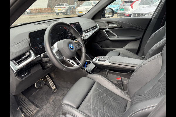 BMW iX2 eDrive20 67 kWh SOH 100% | M SPORT | ORIG NL AUTO | 1E EIG. | TOPSTAAT! | 100% ONGEVAL VERLEDEN VRIJ! | DAB+ | ACTIVE GUARD | PARK PACKAGE | COMFORT ACCES | STOELVERWARMING | FABRIEKSGARANTIE TOT 11-2027 OF TOT 200.000KM