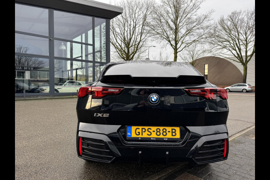 BMW iX2 eDrive20 67 kWh SOH 100% | M SPORT | ORIG NL AUTO | 1E EIG. | TOPSTAAT! | 100% ONGEVAL VERLEDEN VRIJ! | DAB+ | ACTIVE GUARD | PARK PACKAGE | COMFORT ACCES | STOELVERWARMING | FABRIEKSGARANTIE TOT 11-2027 OF TOT 200.000KM