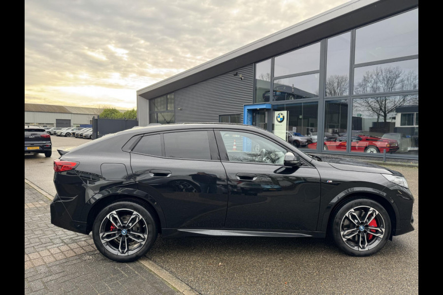 BMW iX2 eDrive20 67 kWh SOH 100% | M SPORT | ORIG NL AUTO | 1E EIG. | TOPSTAAT! | 100% ONGEVAL VERLEDEN VRIJ! | DAB+ | ACTIVE GUARD | PARK PACKAGE | COMFORT ACCES | STOELVERWARMING | FABRIEKSGARANTIE TOT 11-2027 OF TOT 200.000KM