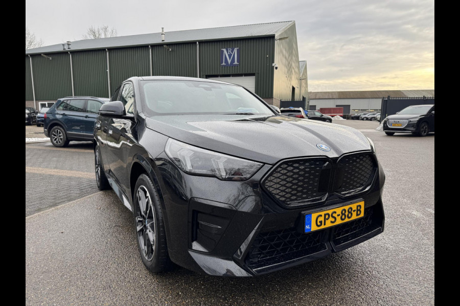 BMW iX2 eDrive20 67 kWh SOH 100% | M SPORT | ORIG NL AUTO | 1E EIG. | TOPSTAAT! | 100% ONGEVAL VERLEDEN VRIJ! | DAB+ | ACTIVE GUARD | PARK PACKAGE | COMFORT ACCES | STOELVERWARMING | FABRIEKSGARANTIE TOT 11-2027 OF TOT 200.000KM