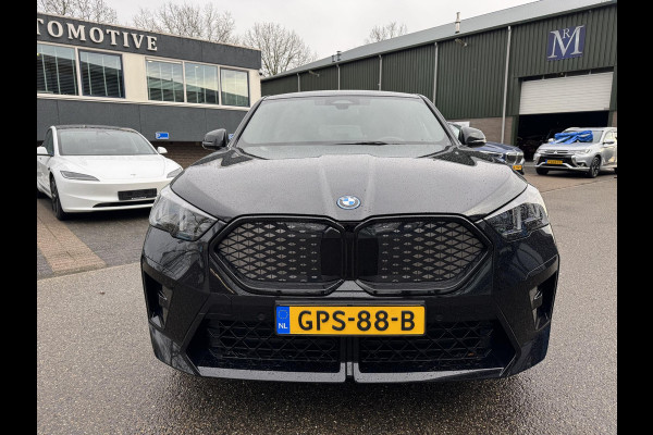 BMW iX2 eDrive20 67 kWh SOH 100% | M SPORT | ORIG NL AUTO | 1E EIG. | TOPSTAAT! | 100% ONGEVAL VERLEDEN VRIJ! | DAB+ | ACTIVE GUARD | PARK PACKAGE | COMFORT ACCES | STOELVERWARMING | FABRIEKSGARANTIE TOT 11-2027 OF TOT 200.000KM