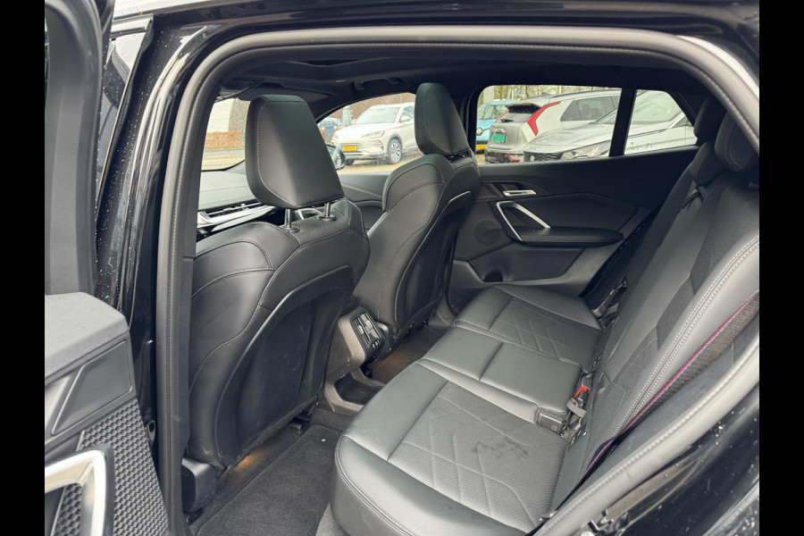 BMW iX2 eDrive20 67 kWh SOH 100% | M SPORT | ORIG NL AUTO | 1E EIG. | TOPSTAAT! | 100% ONGEVAL VERLEDEN VRIJ! | DAB+ | ACTIVE GUARD | PARK PACKAGE | COMFORT ACCES | STOELVERWARMING | FABRIEKSGARANTIE TOT 11-2027 OF TOT 200.000KM