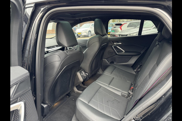 BMW iX2 eDrive20 67 kWh SOH 100% | M SPORT | ORIG NL AUTO | 1E EIG. | TOPSTAAT! | 100% ONGEVAL VERLEDEN VRIJ! | DAB+ | ACTIVE GUARD | PARK PACKAGE | COMFORT ACCES | STOELVERWARMING | FABRIEKSGARANTIE TOT 11-2027 OF TOT 200.000KM