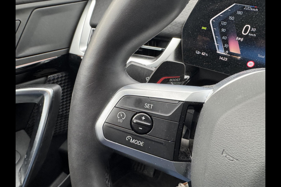 BMW iX2 eDrive20 67 kWh SOH 100% | M SPORT | ORIG NL AUTO | 1E EIG. | TOPSTAAT! | 100% ONGEVAL VERLEDEN VRIJ! | DAB+ | ACTIVE GUARD | PARK PACKAGE | COMFORT ACCES | STOELVERWARMING | FABRIEKSGARANTIE TOT 11-2027 OF TOT 200.000KM