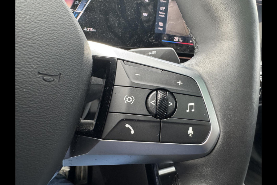 BMW iX2 eDrive20 67 kWh SOH 100% | M SPORT | ORIG NL AUTO | 1E EIG. | TOPSTAAT! | 100% ONGEVAL VERLEDEN VRIJ! | DAB+ | ACTIVE GUARD | PARK PACKAGE | COMFORT ACCES | STOELVERWARMING | FABRIEKSGARANTIE TOT 11-2027 OF TOT 200.000KM