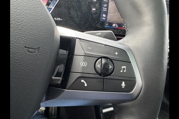 BMW iX2 eDrive20 67 kWh SOH 100% | M SPORT | ORIG NL AUTO | 1E EIG. | TOPSTAAT! | 100% ONGEVAL VERLEDEN VRIJ! | DAB+ | ACTIVE GUARD | PARK PACKAGE | COMFORT ACCES | STOELVERWARMING | FABRIEKSGARANTIE TOT 11-2027 OF TOT 200.000KM