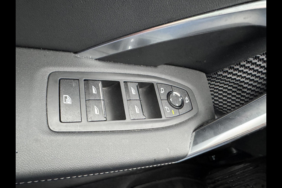 BMW iX2 eDrive20 67 kWh SOH 100% | M SPORT | ORIG NL AUTO | 1E EIG. | TOPSTAAT! | 100% ONGEVAL VERLEDEN VRIJ! | DAB+ | ACTIVE GUARD | PARK PACKAGE | COMFORT ACCES | STOELVERWARMING | FABRIEKSGARANTIE TOT 11-2027 OF TOT 200.000KM