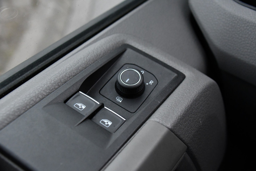 Volkswagen Crafter 35 2.0 TDI L4H4 Highline Adaptieve Cruise, Camera, Carplay, LED, Clima, Automaat, Sensoren, 177pk, Trekhaak, Sensoren, Uniek! camper project