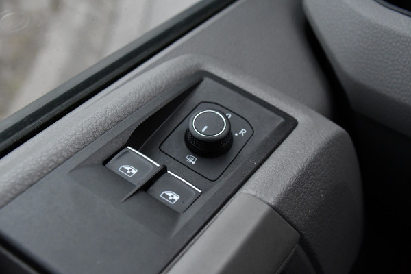 Volkswagen Crafter 35 2.0 TDI L4H4 Highline Adaptieve Cruise, Camera, Carplay, LED, Clima, Automaat, Sensoren, 177pk, Trekhaak, Sensoren, Uniek! camper project