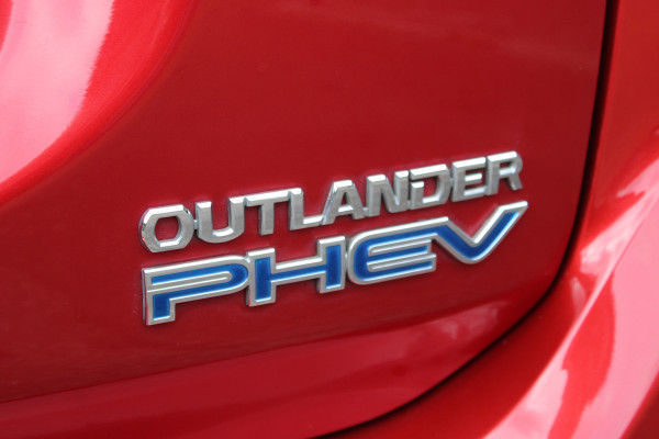 Mitsubishi Outlander 2.0 PHEV Premium 4WD NAVI TREKHAAK ECC 112000KM!!