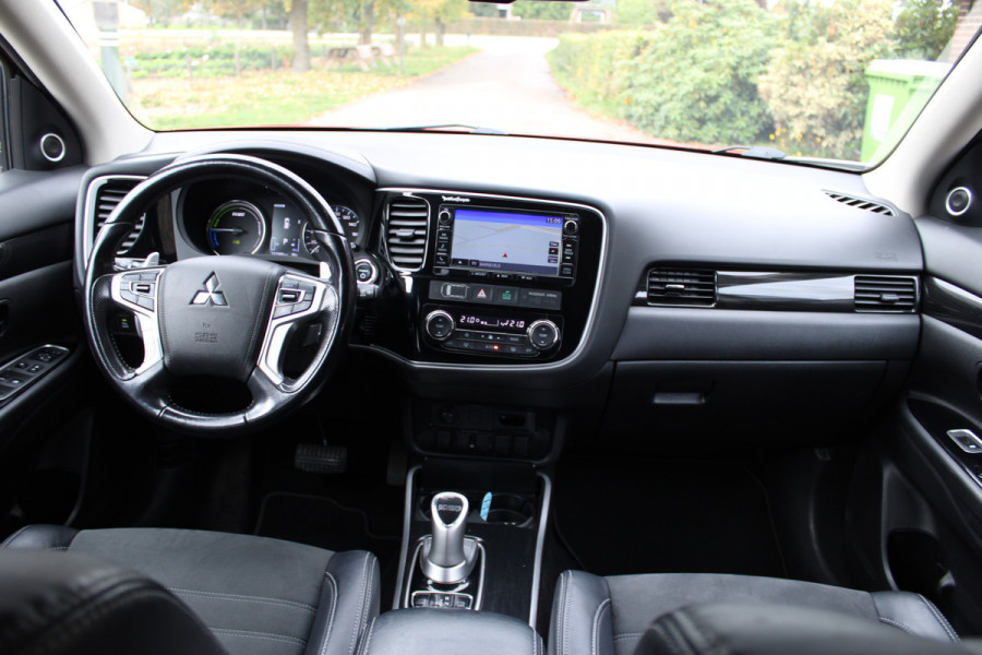 Mitsubishi Outlander 2.0 PHEV Premium 4WD NAVI TREKHAAK ECC 112000KM!!