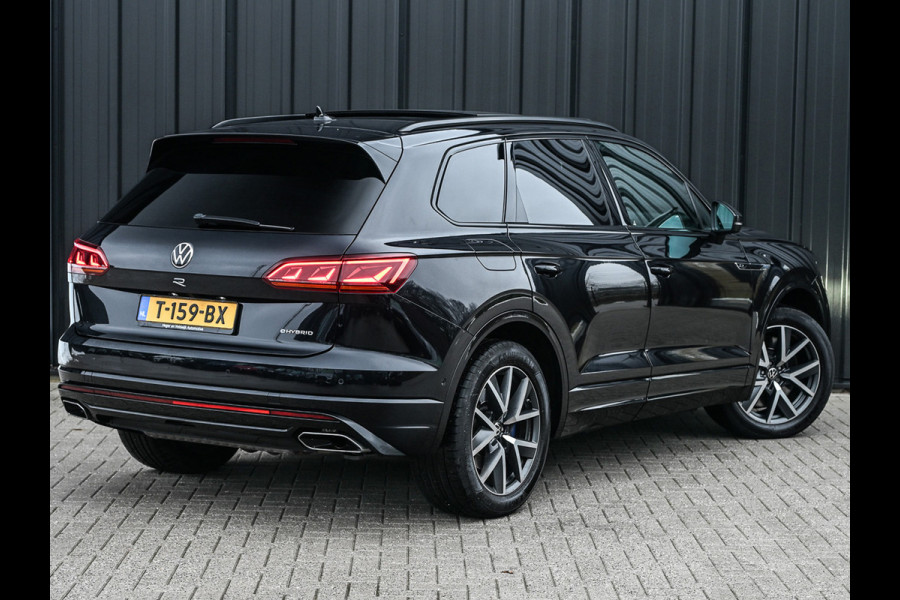 Volkswagen Touareg 3.0 TSi 4MOTION R · Panoramadak · Luchtvering · Adaptive Cruise Control · Memory Seats · Camera · Keyless entree · Blis · Ambian