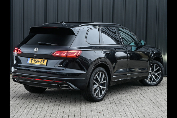 Volkswagen Touareg 3.0 TSi 4MOTION R · Panoramadak · Luchtvering · Adaptive Cruise Control · Memory Seats · Camera · Keyless entree · Blis · Ambian