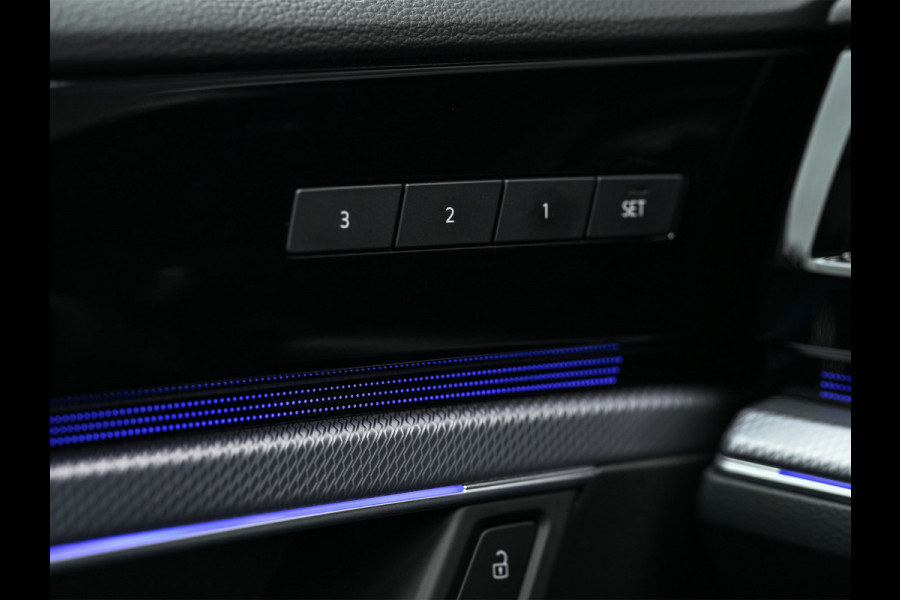 Volkswagen Touareg 3.0 TSi 4MOTION R · Panoramadak · Luchtvering · Adaptive Cruise Control · Memory Seats · Camera · Keyless entree · Blis · Ambian