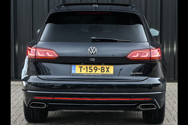 Volkswagen Touareg 3.0 TSi 4MOTION R · Panoramadak · Luchtvering · Adaptive Cruise Control · Memory Seats · Camera · Keyless entree · Blis · Ambian