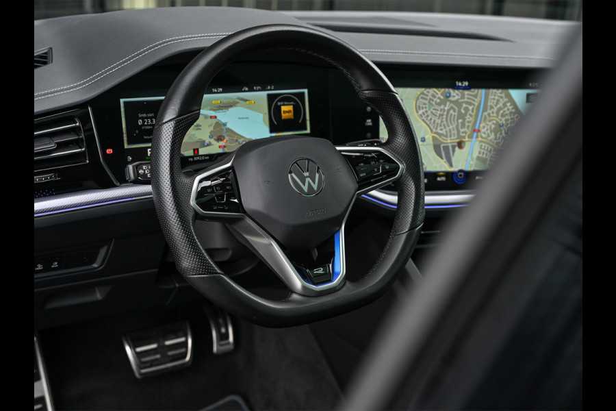 Volkswagen Touareg 3.0 TSi 4MOTION R · Panoramadak · Luchtvering · Adaptive Cruise Control · Memory Seats · Camera · Keyless entree · Blis · Ambian