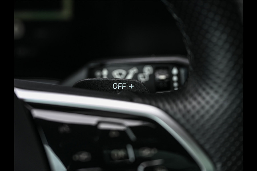 Volkswagen Touareg 3.0 TSi 4MOTION R · Panoramadak · Luchtvering · Adaptive Cruise Control · Memory Seats · Camera · Keyless entree · Blis · Ambian