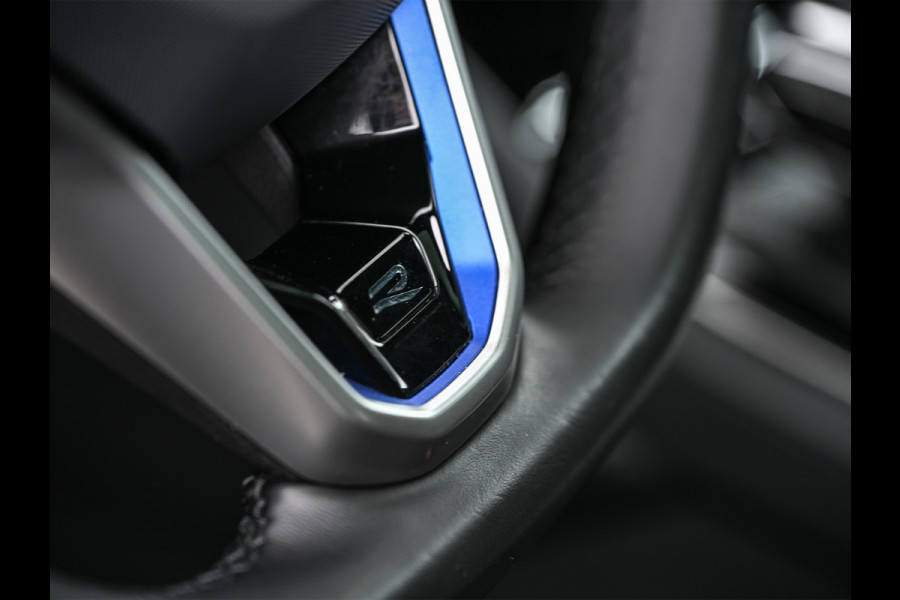 Volkswagen Touareg 3.0 TSi 4MOTION R · Panoramadak · Luchtvering · Adaptive Cruise Control · Memory Seats · Camera · Keyless entree · Blis · Ambian