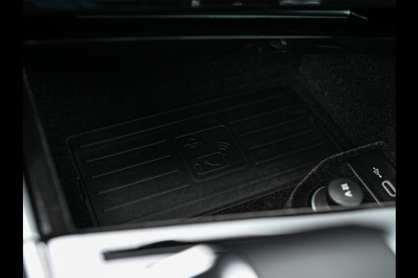 Volkswagen Touareg 3.0 TSi 4MOTION R · Panoramadak · Luchtvering · Adaptive Cruise Control · Memory Seats · Camera · Keyless entree · Blis · Ambian