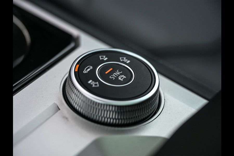 Volkswagen Touareg 3.0 TSi 4MOTION R · Panoramadak · Luchtvering · Adaptive Cruise Control · Memory Seats · Camera · Keyless entree · Blis · Ambian