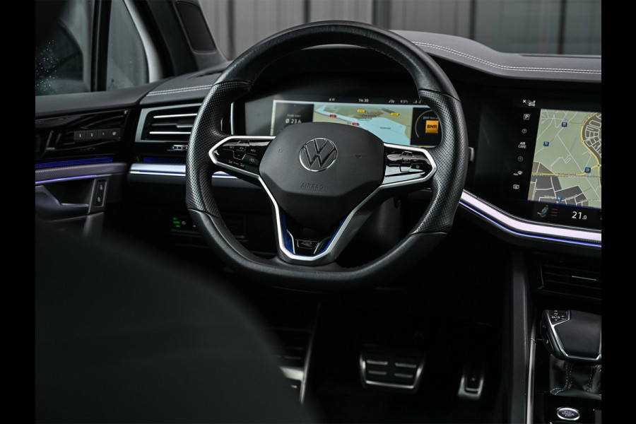 Volkswagen Touareg 3.0 TSi 4MOTION R · Panoramadak · Luchtvering · Adaptive Cruise Control · Memory Seats · Camera · Keyless entree · Blis · Ambian