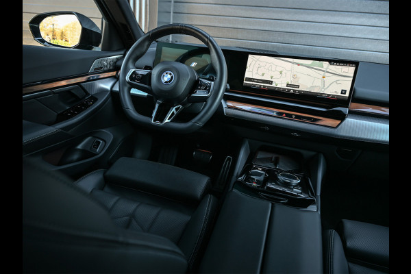 BMW 5 Serie Touring 530e XDRIVE | SHADOW LINE | M-SPORT | COMFORT ACCESS | ACTIVE CRUISE | BOWERS & WILKINS | 360 CAMERA | STUUR- EN STOELVE