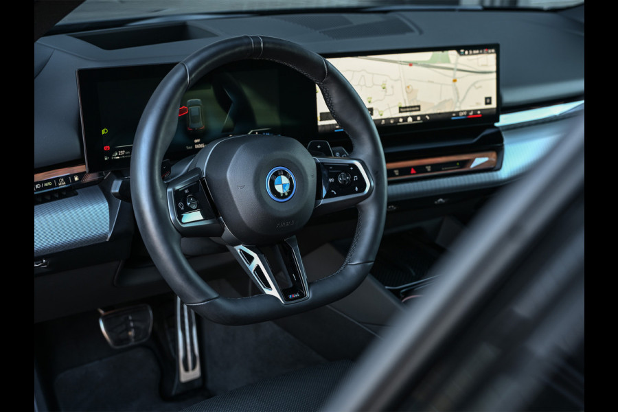 BMW 5 Serie Touring 530e XDRIVE | SHADOW LINE | M-SPORT | COMFORT ACCESS | ACTIVE CRUISE | BOWERS & WILKINS | 360 CAMERA | STUUR- EN STOELVE