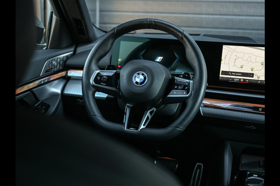 BMW 5 Serie Touring 530e XDRIVE | SHADOW LINE | M-SPORT | COMFORT ACCESS | ACTIVE CRUISE | BOWERS & WILKINS | 360 CAMERA | STUUR- EN STOELVE