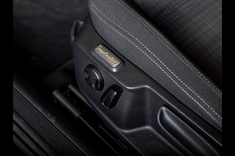 Volkswagen Passat Variant 1.5 TSI Comfort Business / 150pk / Panoramadak / Trekhaak / Achteruitrijcamera