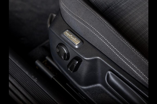 Volkswagen Passat Variant 1.5 TSI Comfort Business / 150pk / Panoramadak / Trekhaak / Achteruitrijcamera