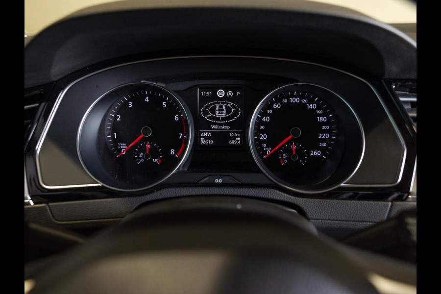 Volkswagen Passat Variant 1.5 TSI Comfort Business / 150pk / Panoramadak / Trekhaak / Achteruitrijcamera