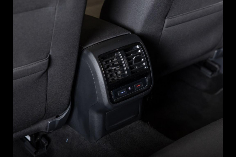 Volkswagen Passat Variant 1.5 TSI Comfort Business / 150pk / Panoramadak / Trekhaak / Achteruitrijcamera